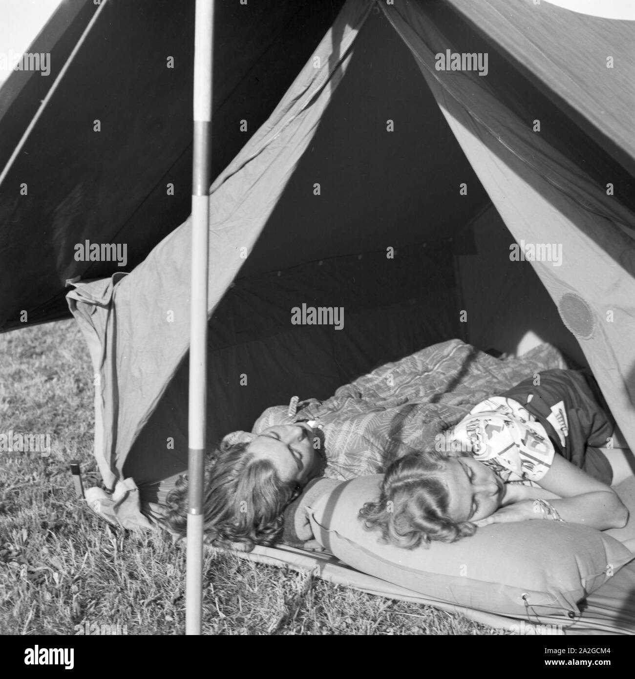 Zwei Frauen schlafen in ihrem Klepper Zelt, Deutschland 1930er Jahre. Due donne dormire a loro tenda, Germania 1930s. Foto Stock