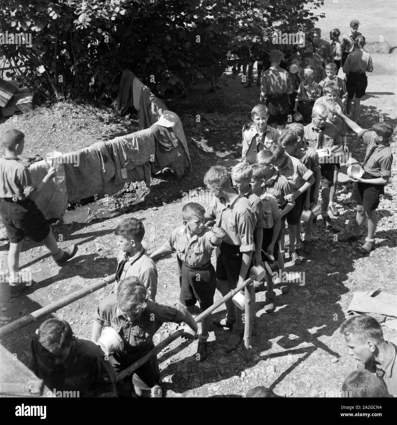 Hitlerjunge bei der Essensausgabe in der Nähe von Spitz in Niederösterreich, Österreich 1930er Jahre. Gioventù Hitleriana accodamento per il pranzo nel loro accampamento nei pressi di Spitz, Austria Inferiore, Austria 1930s. Foto Stock
