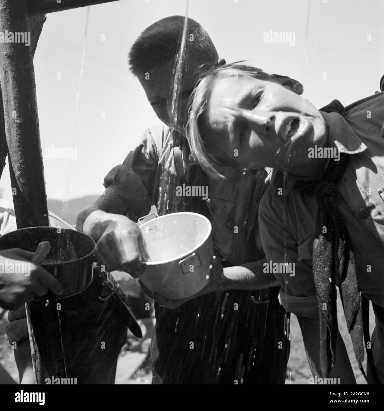 Hitlerjungen löschen ihren Durst un einem Brunnen in der Nähe von Spitz in Niederösterreich, Österreich 1930er Jahre. Hitler giovani di bere da un pozzo di Spitz, Austria Inferiore, Austria 1930s. Foto Stock