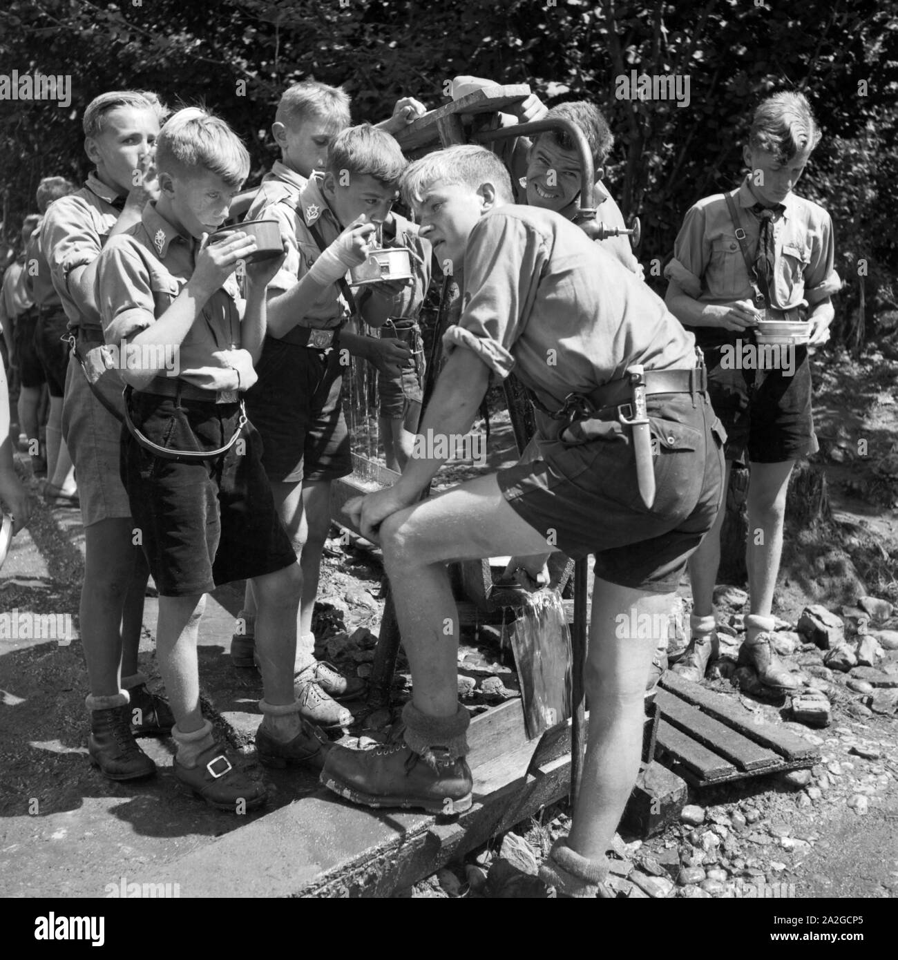 Hitlerjungen löschen ihren Durst un einem Brunnen in der Nähe von Spitz in Niederösterreich, Österreich 1930er Jahre. Hitler giovani di bere da un pozzo di Spitz, Austria Inferiore, Austria 1930s. Foto Stock