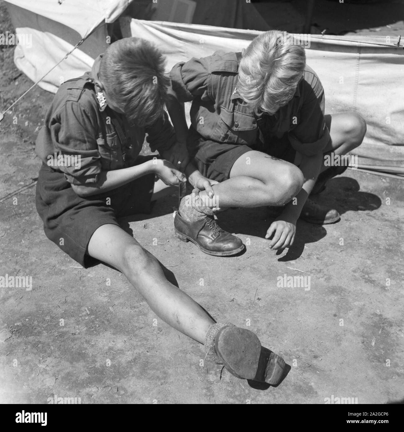 Zwei Hitlerjungen beim Schuhe anziehen, Österreich 1930er Jahre. Due giovani di Hitler scivolando verso le loro scarpe, Austria 1930s. Foto Stock