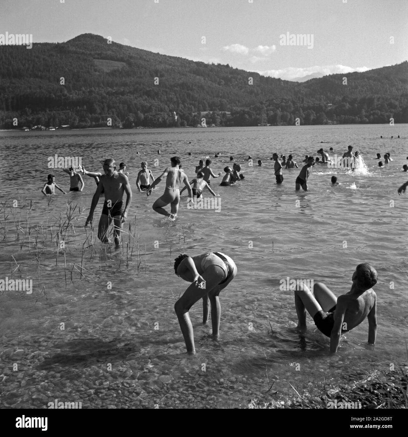 Jungen schwimmen in einem vedere, Österreich 1930er Jahre. I ragazzi di andare a nuotare in un lago, Austria 1930s. Foto Stock