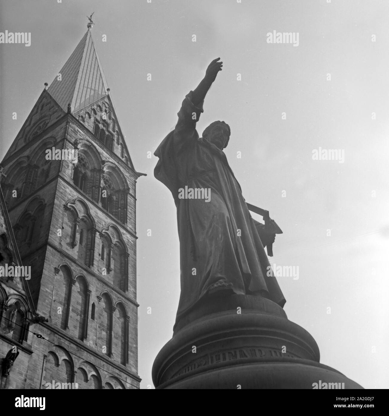 Turm der St. Petri Kirche in Brema, Deutschland 1930er Jahre. Torre campanaria della chiesa di San Pietro a Brema, Germania 1930s. Foto Stock