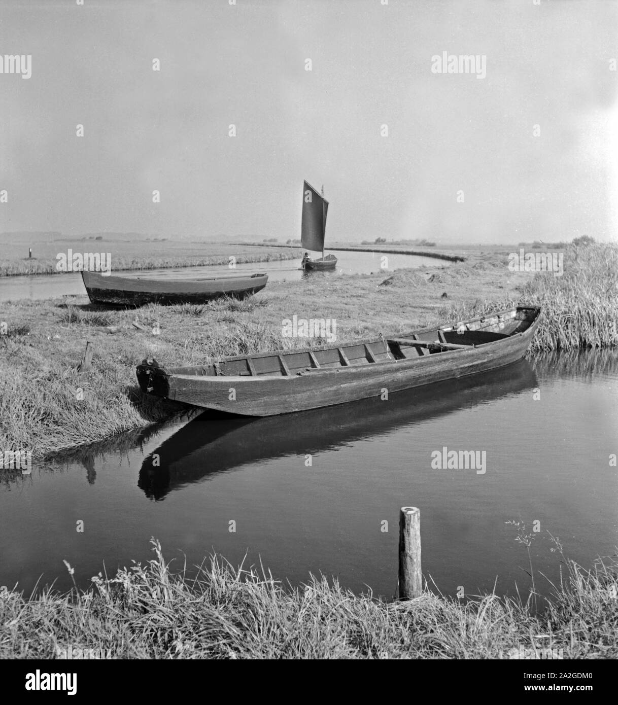 Torfkähne mit braunen Segeln auf dem Fluß Hamme bei Worpswede, Deutschland 1930er Jahre. Turf barche con tela marrone al fiume Hamme vicino a Worpswede, Germania 1930- Foto Stock