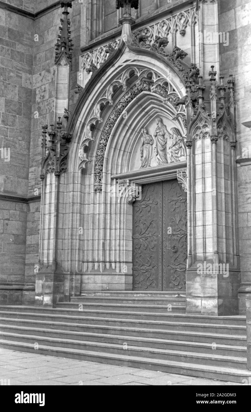 Portal der St. Petri dom di Brema, Deutschland 1930er Jahre. La cattedrale di San Pietro chuirch gate a Bremen, Germania 1930s. Foto Stock