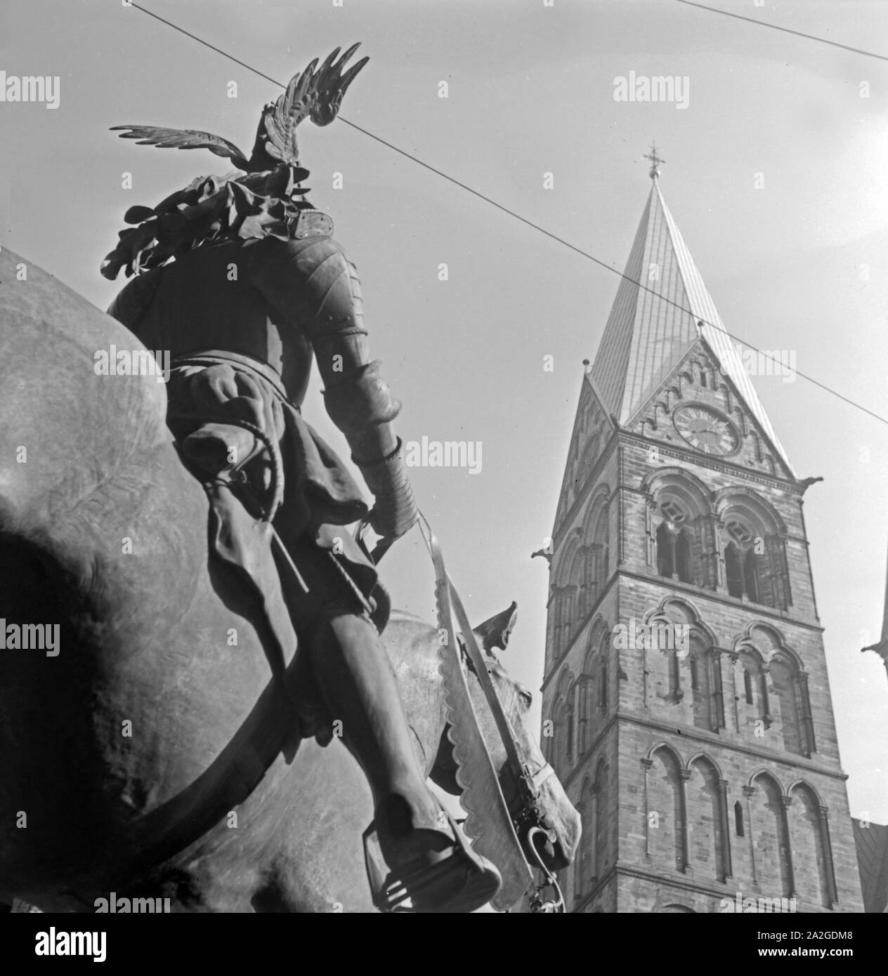 Reiterstatue vor dem St. Petri Dom di Brema, Deutschland 1930er Jahre. Equestrial scultura di fronte la Cattedrale di San Pietro di Brema, Germania 1930s. Foto Stock