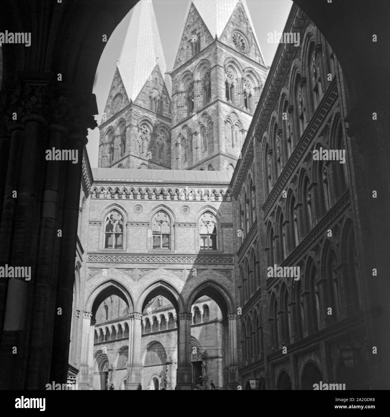 Der St. Petri Dom in Bremen durch eine kleine Gasse gesehen, Deutschland 1930er Jahre. La cattedrale di San Pietro, visto da un po' di lane a Brema, Germania 1930s. Foto Stock