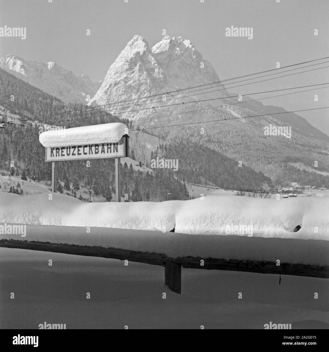 Schild zur Kreuzeckbahn, Deutschland 1930er cartello per il treno Kreuzeckbahn, Germania 1930s. Foto Stock