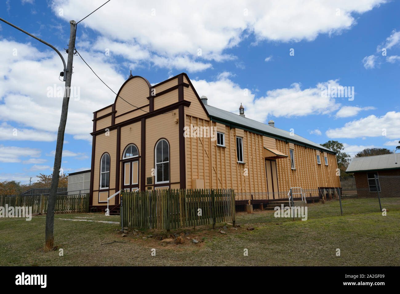 School of Arts Hall, costruito intorno al 1880, nel patrimonio-elencati di piccola città rurale di Ravenswood, Queensland, QLD, Australia Foto Stock