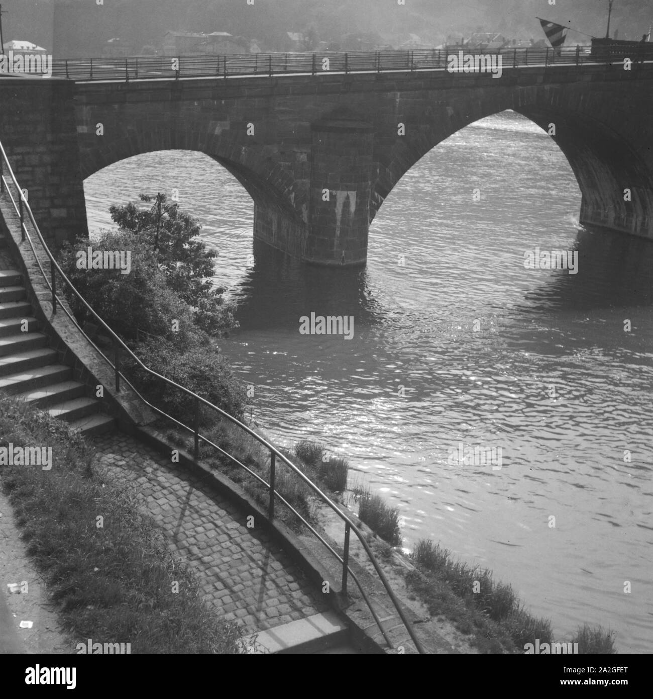 Die alte Brücke über den Neckar a Heidelberg, Germania 1930er Jahre. Il vecchio ponte sul fiume Neckar a Heidelberg, Germania 1930s. Foto Stock