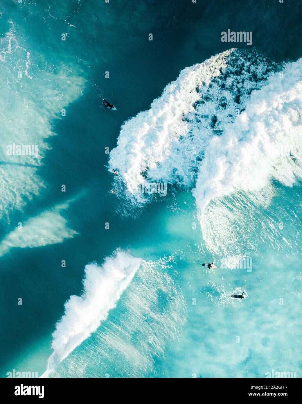 Surfers godendo massicce ondate di sunrise nell'oceano. Condizioni di belle e spot per la mattinata una gara di surf per mantenere sani e in forma Foto Stock