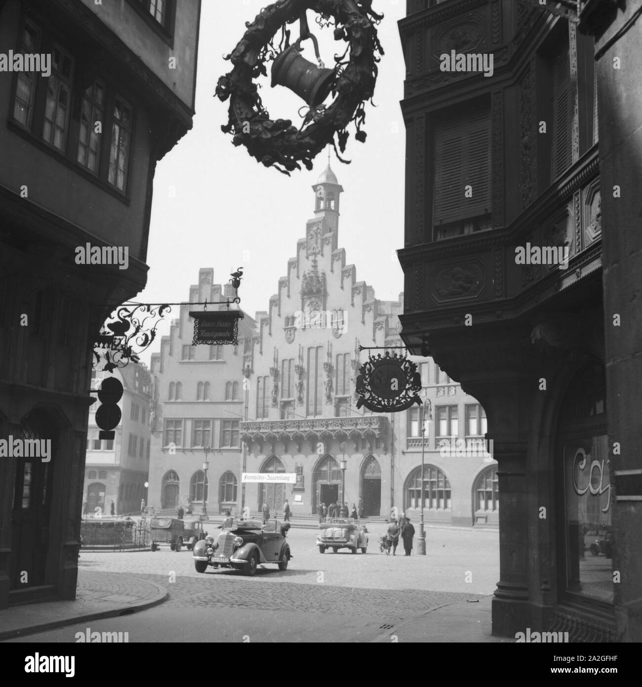 Auf dem Römerberg im Zentrum von Frankfurt am Main, Deutschland 1930er Jahre. A Roemerberg hill nel secolo della città di Francoforte in Germania 1930s. Foto Stock