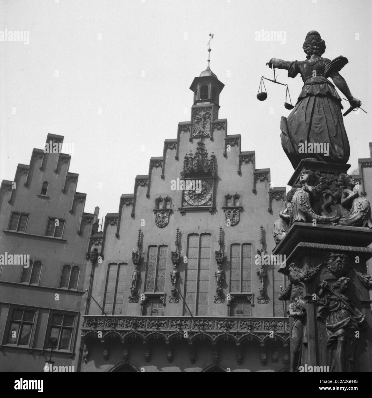 Auf dem Römerberg im Zentrum von Frankfurt am Main, Deutschland 1930er Jahre. A Roemerberg hill nel secolo della città di Francoforte in Germania 1930s. Foto Stock