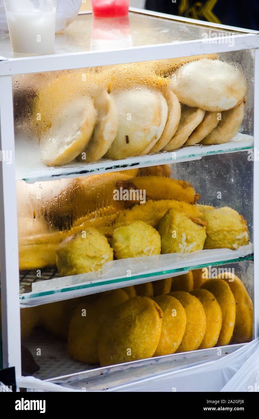 Tradizionale cibo di strada per colazione a Cartagena Foto Stock