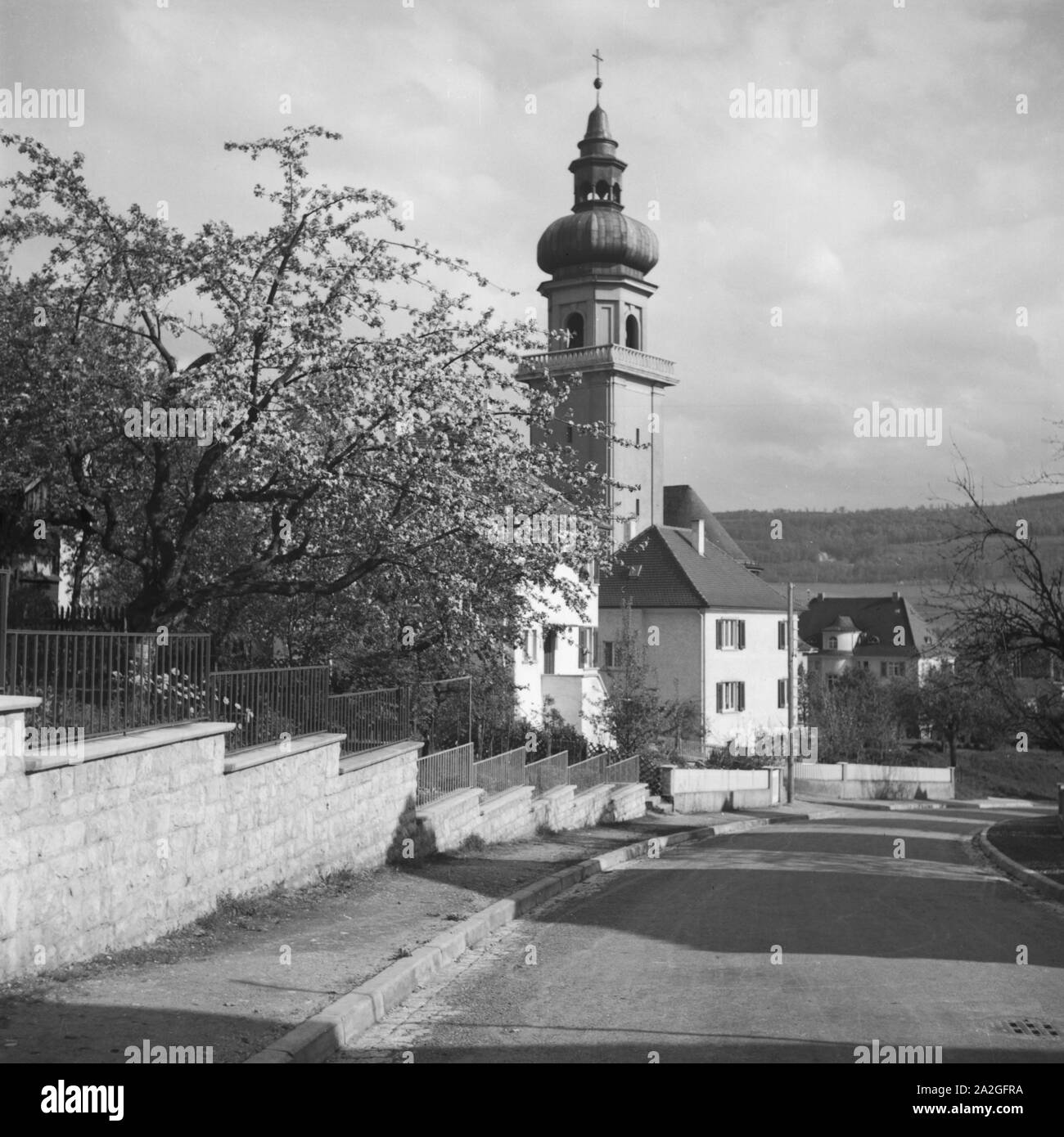 Kirche mit Zwiebelturm in einem kleinem Dorf, Deutschland 1930er Jahre. La Chiesa in una piccola città, Germania 1930s. Foto Stock