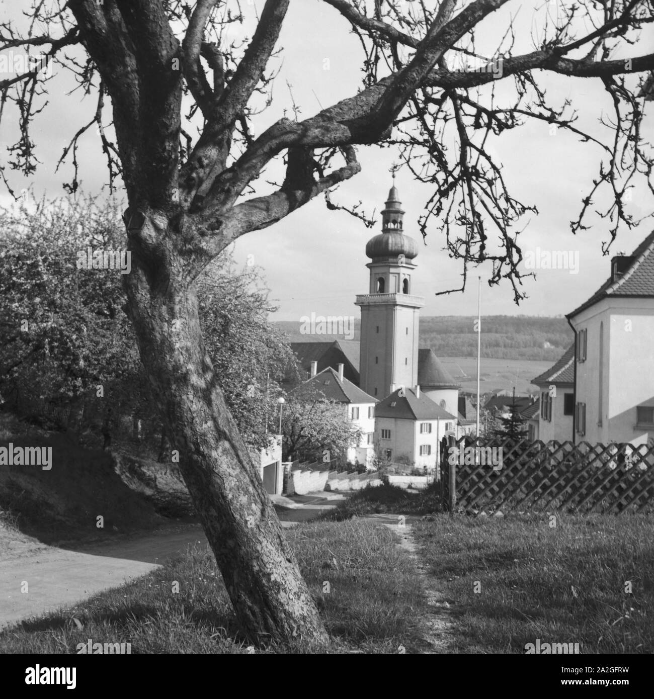 Kirche mit Zwiebelturm in einem kleinem Dorf, Deutschland 1930er Jahre. La Chiesa in una piccola città, Germania 1930s. Foto Stock