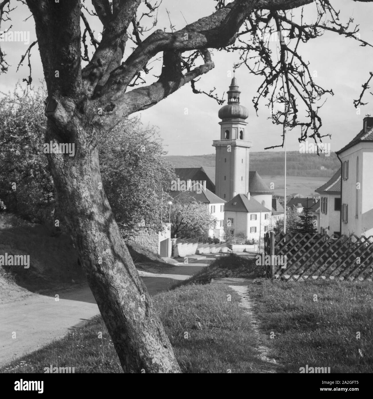 Kirche mit Zwiebelturm in einem kleinem Dorf, Deutschland 1930er Jahre. La Chiesa in una piccola città, Germania 1930s. Foto Stock