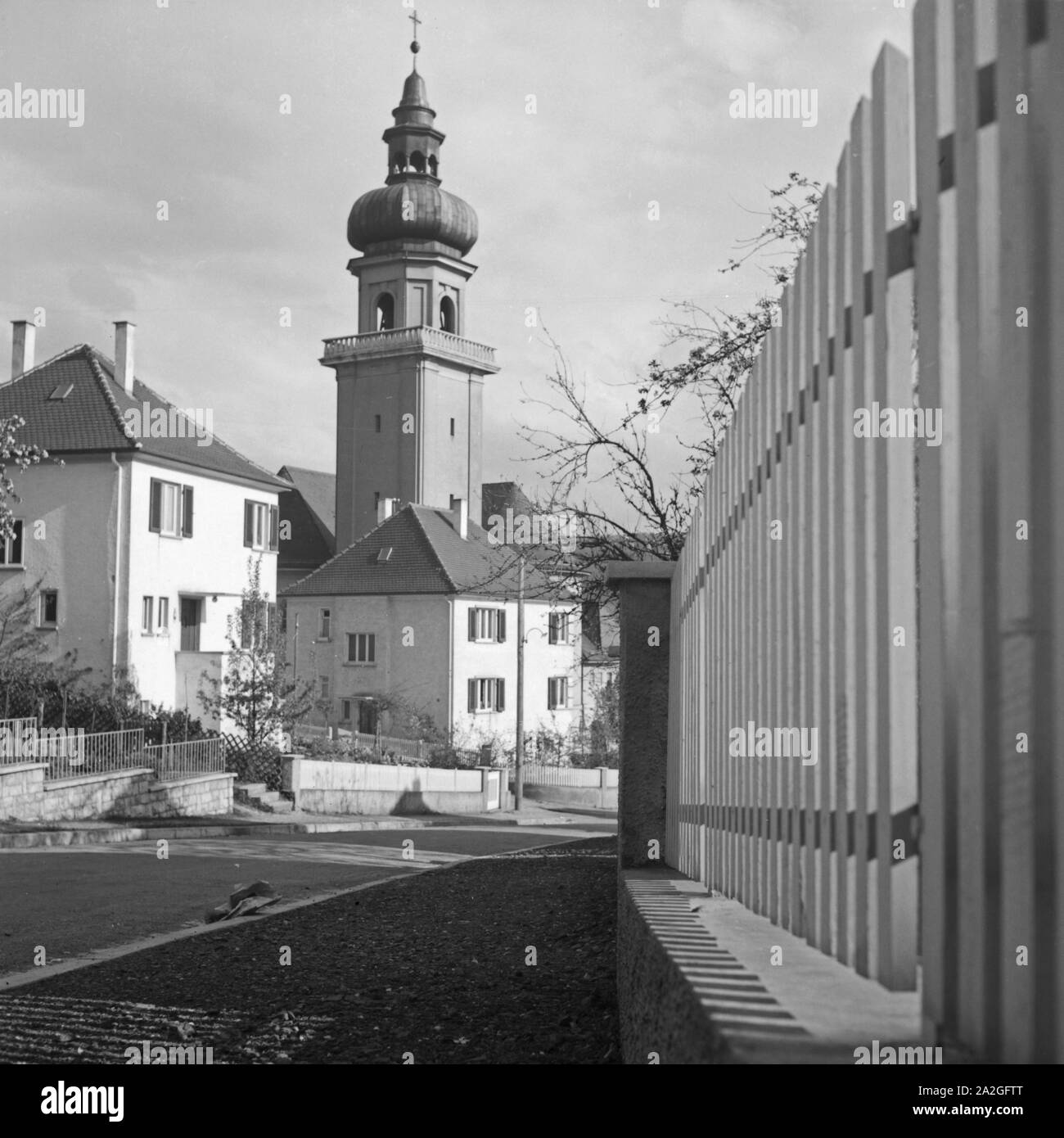 Kirche mit Zwiebelturm in einem kleinem Dorf, Deutschland 1930er Jahre. La Chiesa in una piccola città, Germania 1930s. Foto Stock