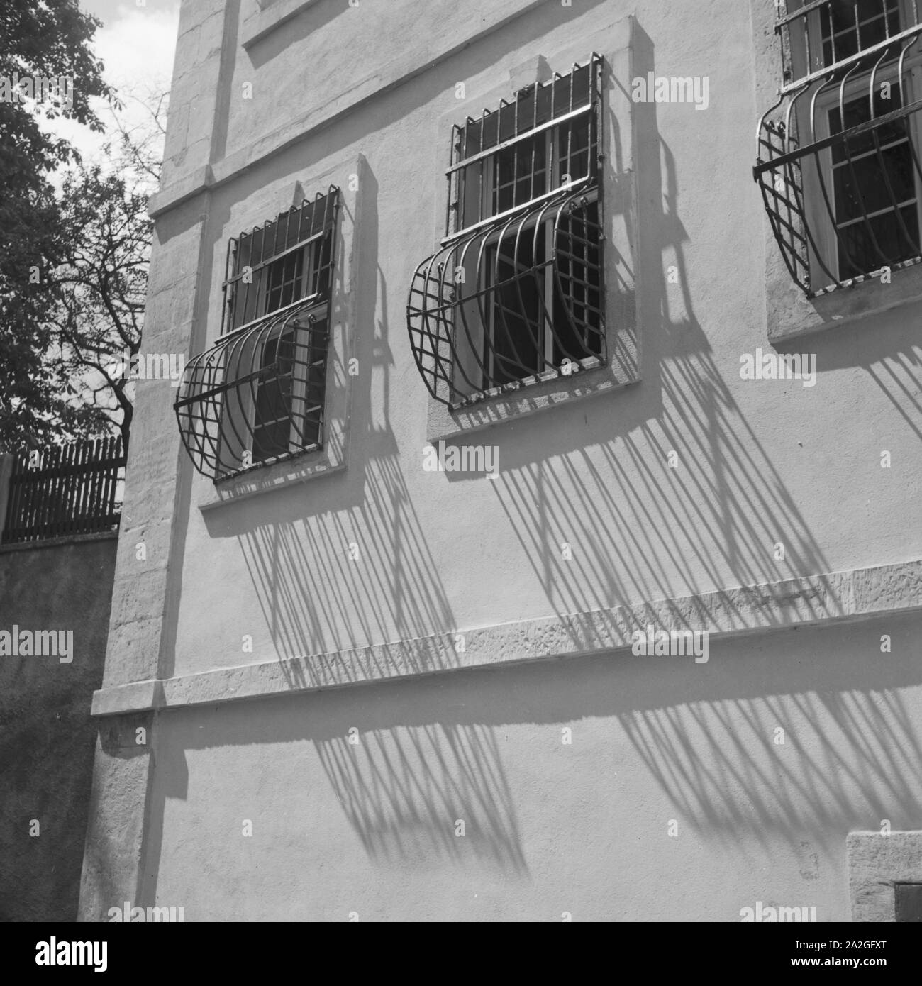 Vergitterte Fenster im Erdgeschoss eines Hauses, Deutschland 1930er Jahre. Finestre sbarrate nel seminterrato di un edificio, Germania 1930s. Foto Stock