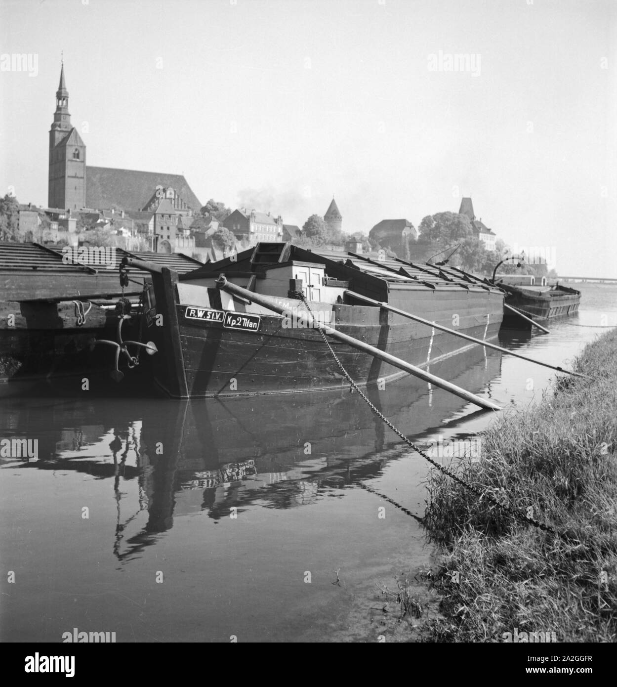 Unterwegs in der alten Hansestadt Tangermünde, Deutschland 1930er Jahre. Presso la vecchia città di Tangermuende, Germania 1930s. Foto Stock