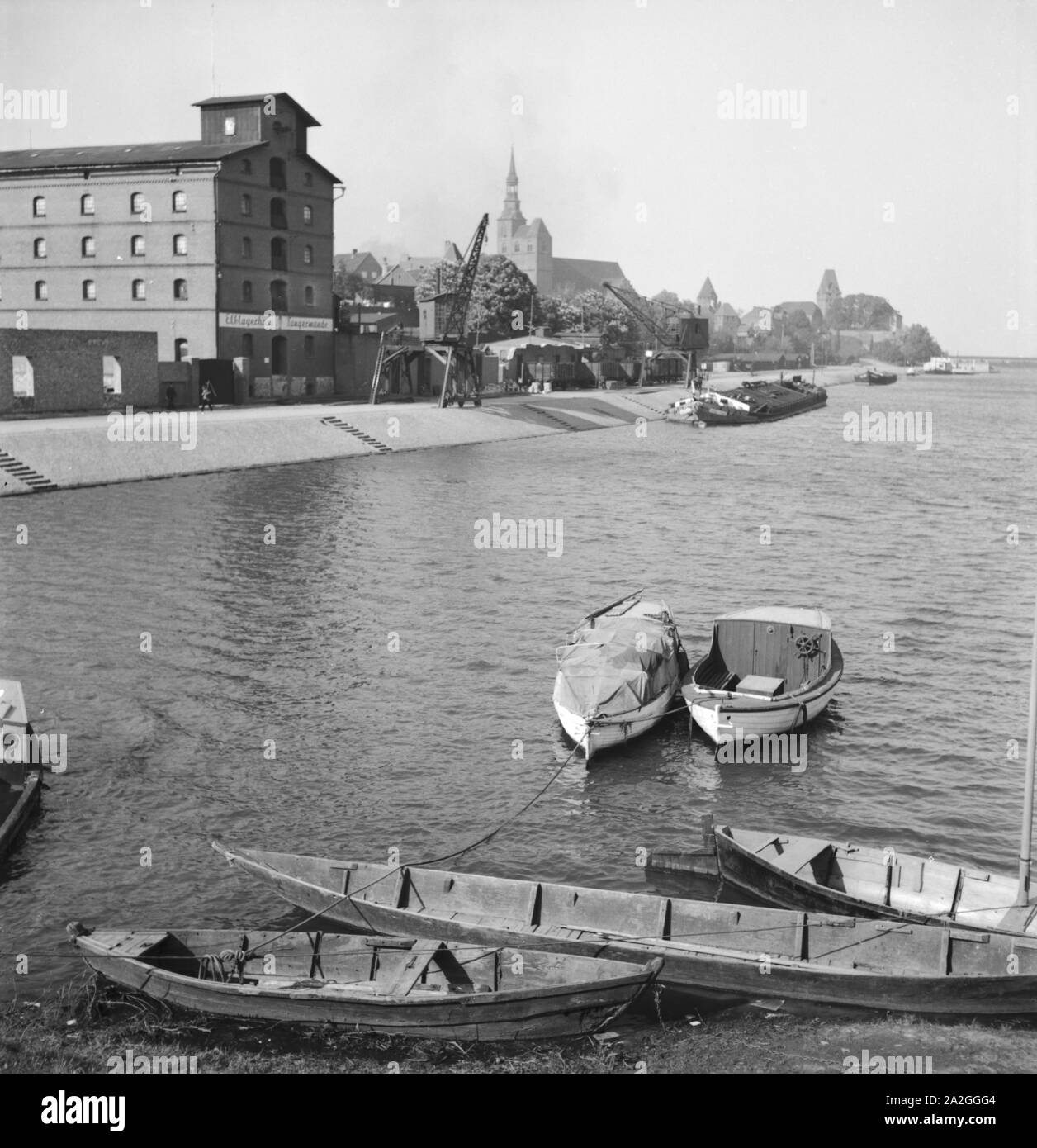 Unterwegs in der alten Hansestadt Tangermünde, Deutschland 1930er Jahre. Presso la vecchia città di Tangermuende, Germania 1930s. Foto Stock