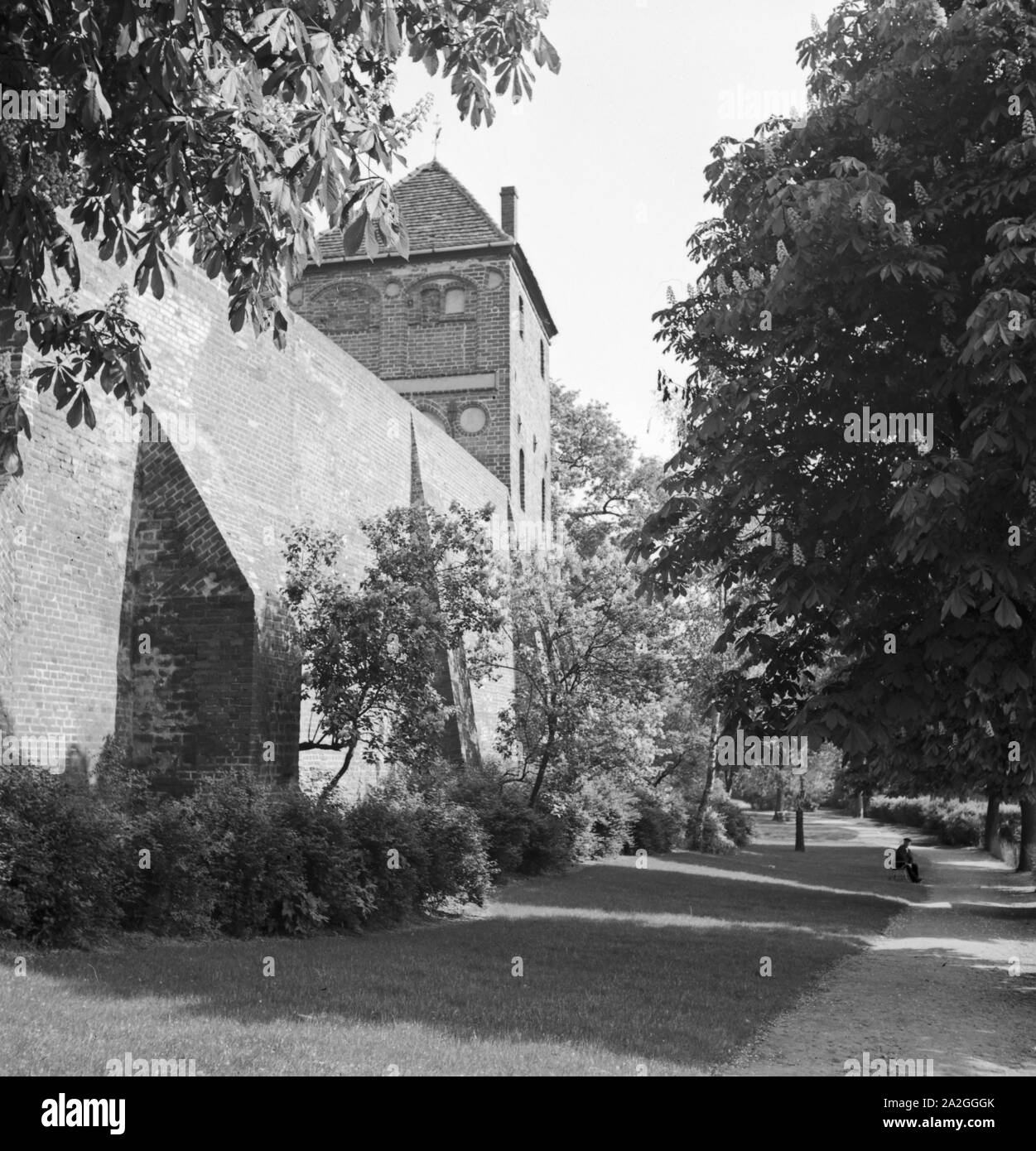 Unterwegs in der alten Hansestadt Tangermünde, Deutschland 1930er Jahre. Presso la vecchia città di Tangermuende, Germania 1930s. Foto Stock