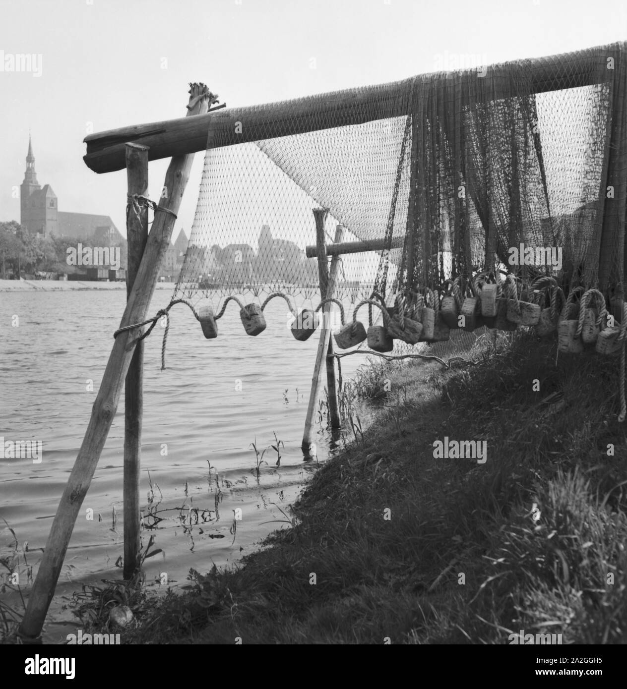 Unterwegs in der alten Hansestadt Tangermünde, Deutschland 1930er Jahre. Presso la vecchia città di Tangermuende, Germania 1930s. Foto Stock