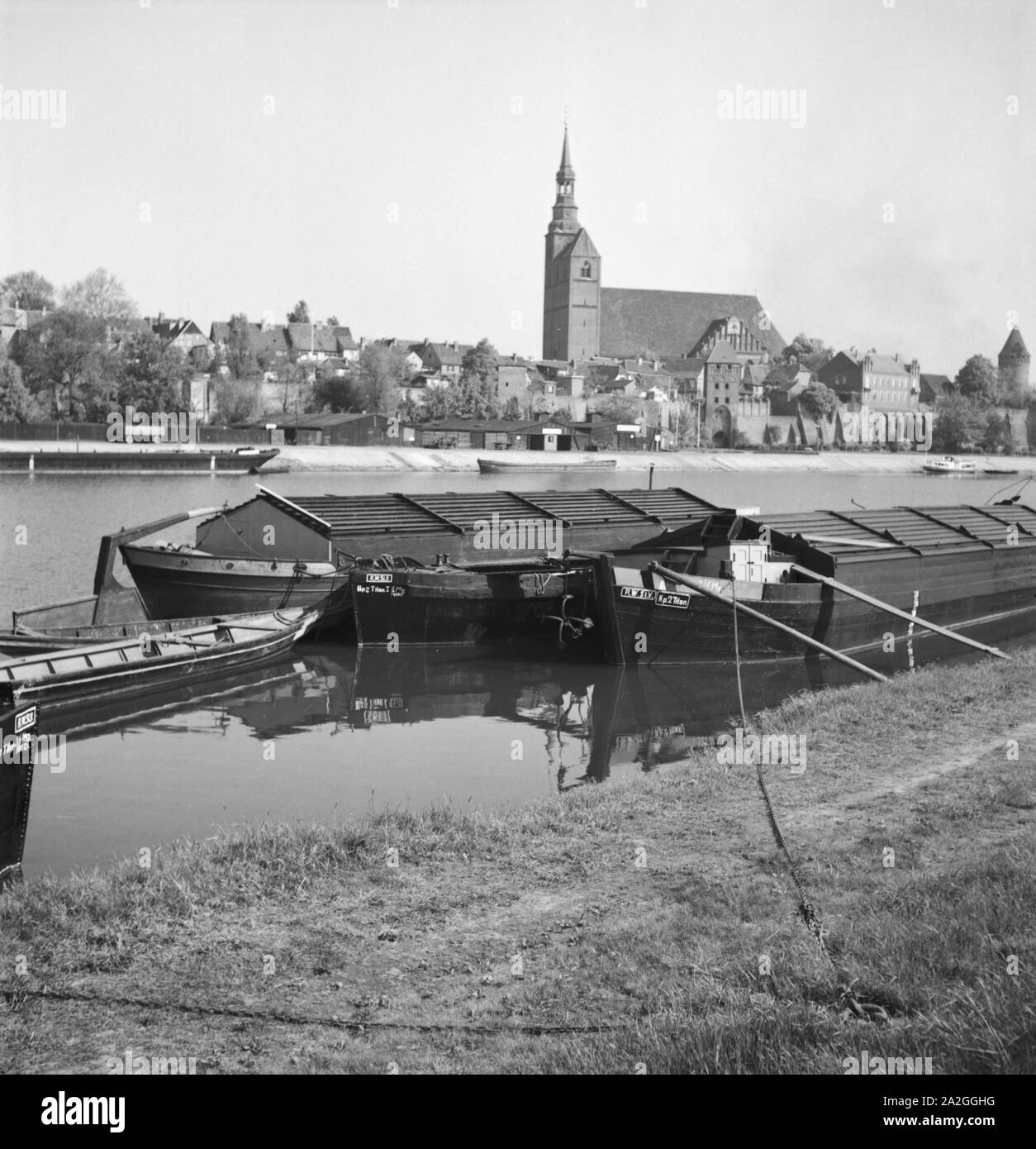 Unterwegs in der alten Hansestadt Tangermünde, Deutschland 1930er Jahre. Presso la vecchia città di Tangermuende, Germania 1930s. Foto Stock