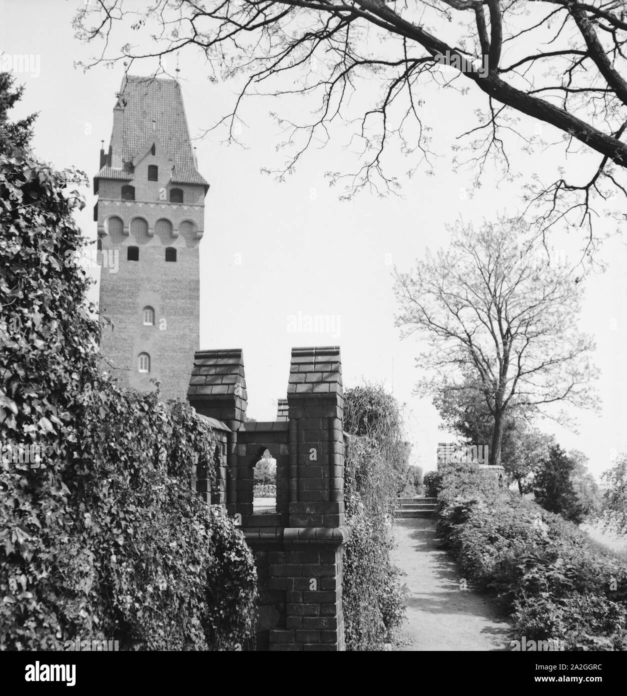 Unterwegs in der Stadt Tangermünde, Deutschland 1930er Jahre. Presso la città di Tangermuende, Germania 1930s. Foto Stock