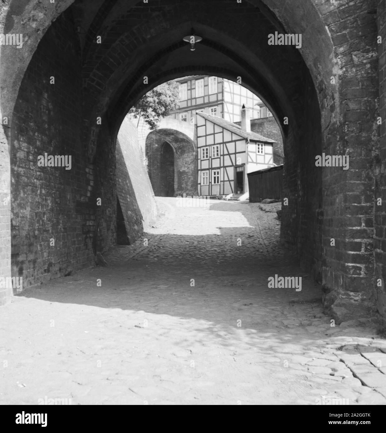 Unterwegs in der Stadt Tangermünde, Deutschland 1930er Jahre. Presso la città di Tangermuende, Germania 1930s. Foto Stock