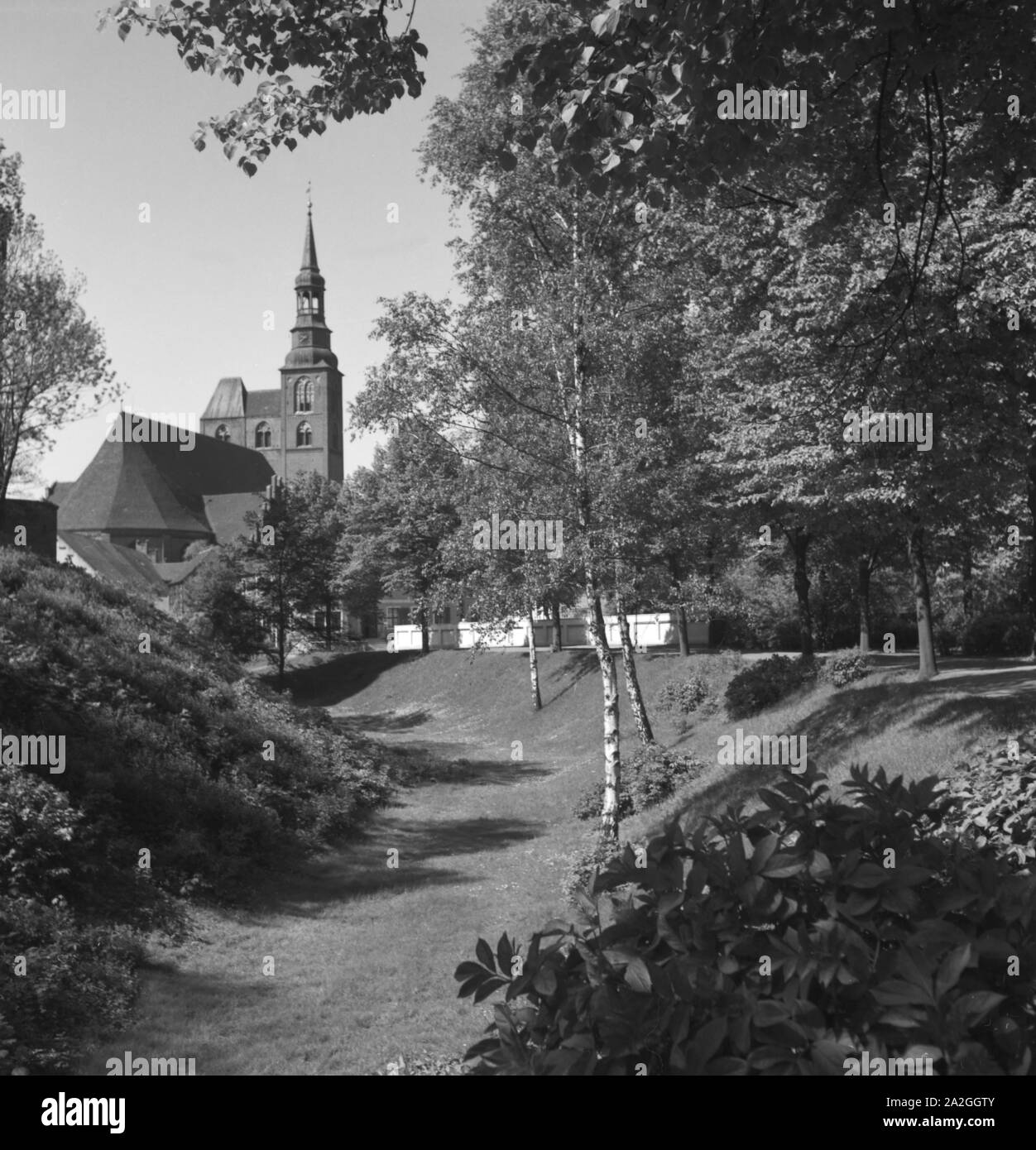 Unterwegs in der Stadt Tangermünde, Deutschland 1930er Jahre. Presso la città di Tangermuende, Germania 1930s. Foto Stock