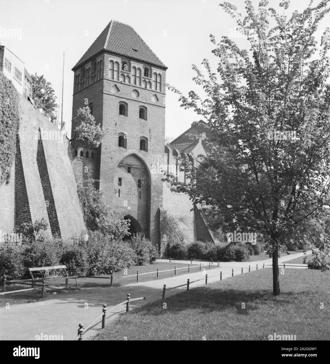 Unterwegs in der Stadt Tangermünde, Deutschland 1930er Jahre. Presso la città di Tangermuende, Germania 1930s. Foto Stock