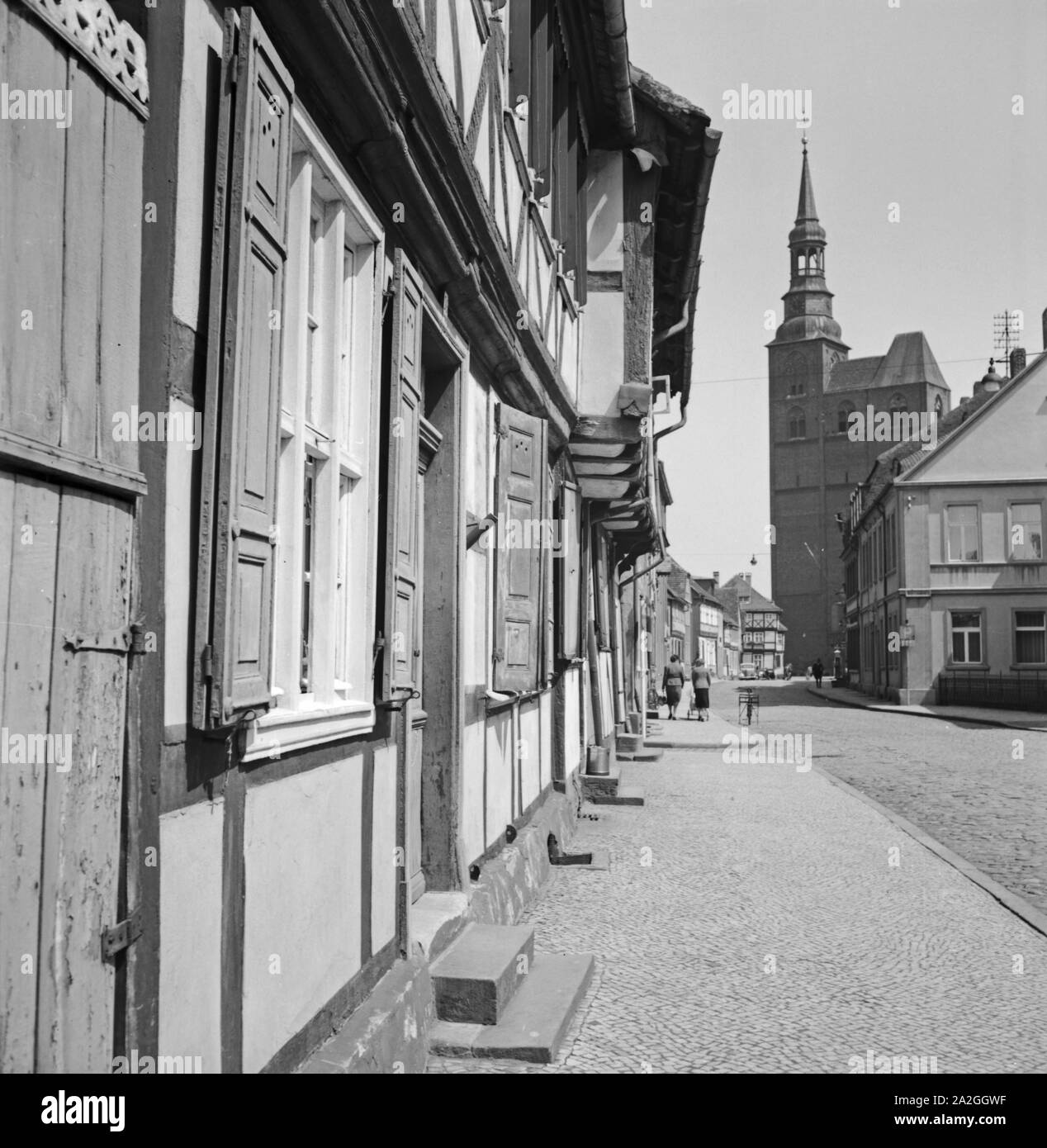 Unterwegs in der Stadt Tangermünde, Deutschland 1930er Jahre. Presso la città di Tangermuende, Germania 1930s. Foto Stock