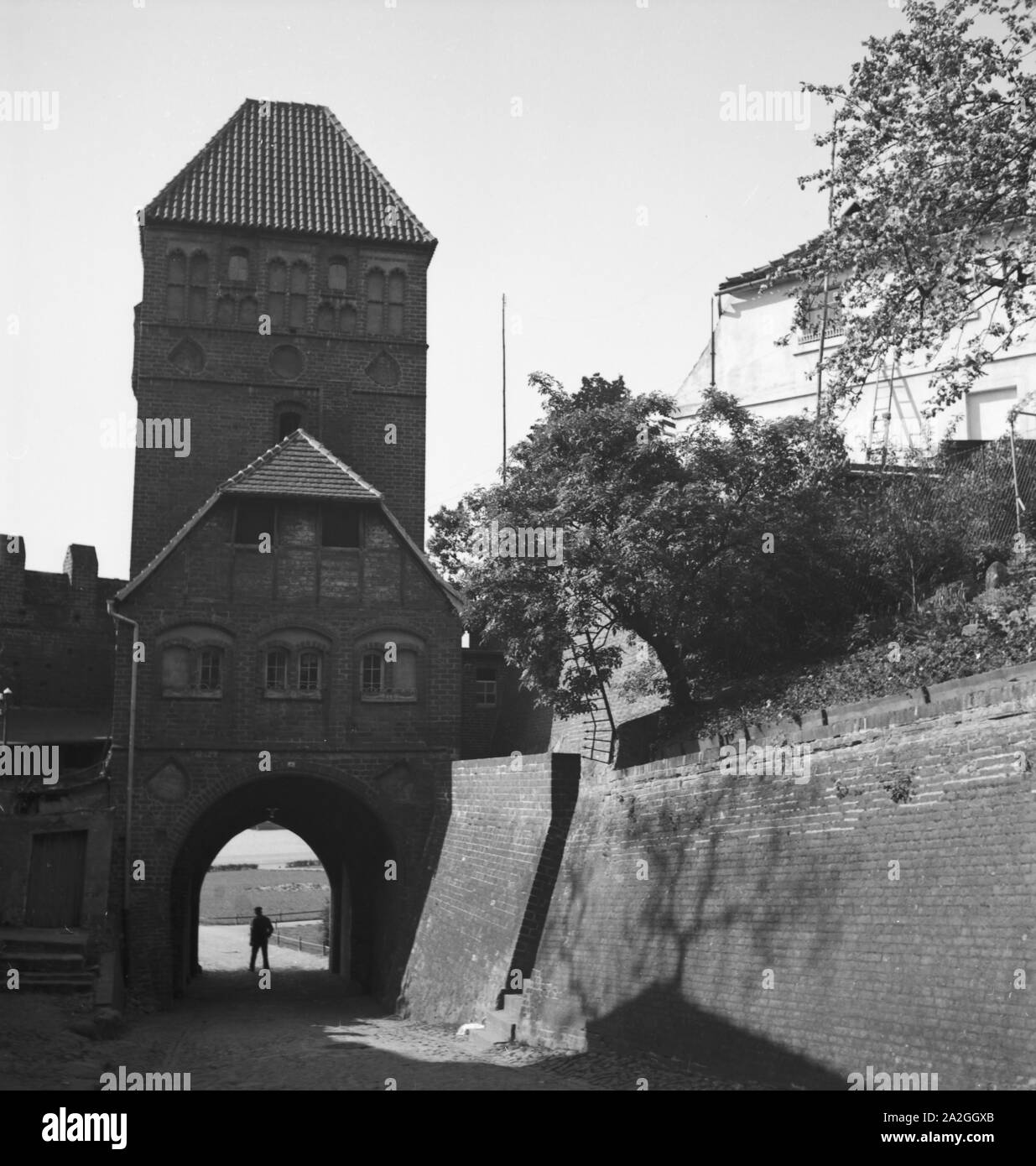 Unterwegs in der Stadt Tangermünde, Deutschland 1930er Jahre. Presso la città di Tangermuende, Germania 1930s. Foto Stock