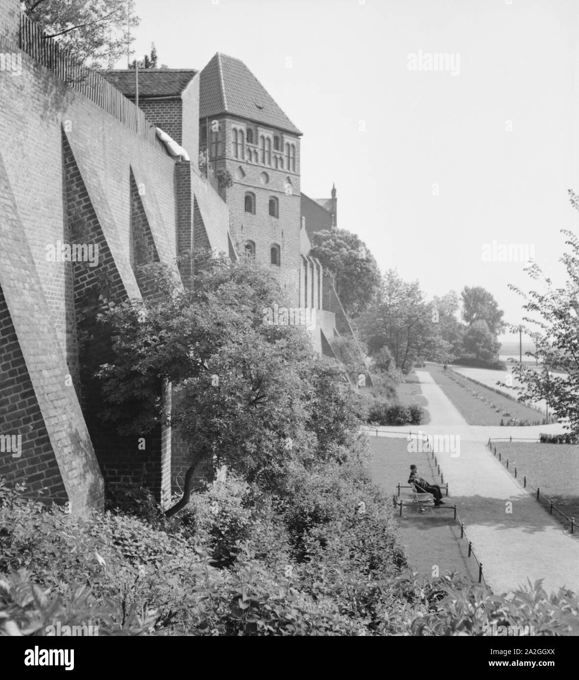 Unterwegs in der Stadt Tangermünde, Deutschland 1930er Jahre. Presso la città di Tangermuende, Germania 1930s. Foto Stock