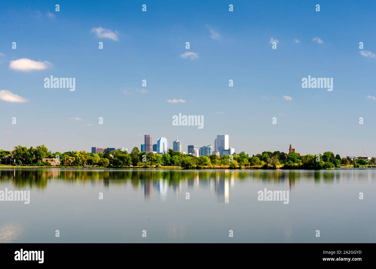 Centro di Denver, Colorado Skyline oltre Sloan, Lago. Foto Stock