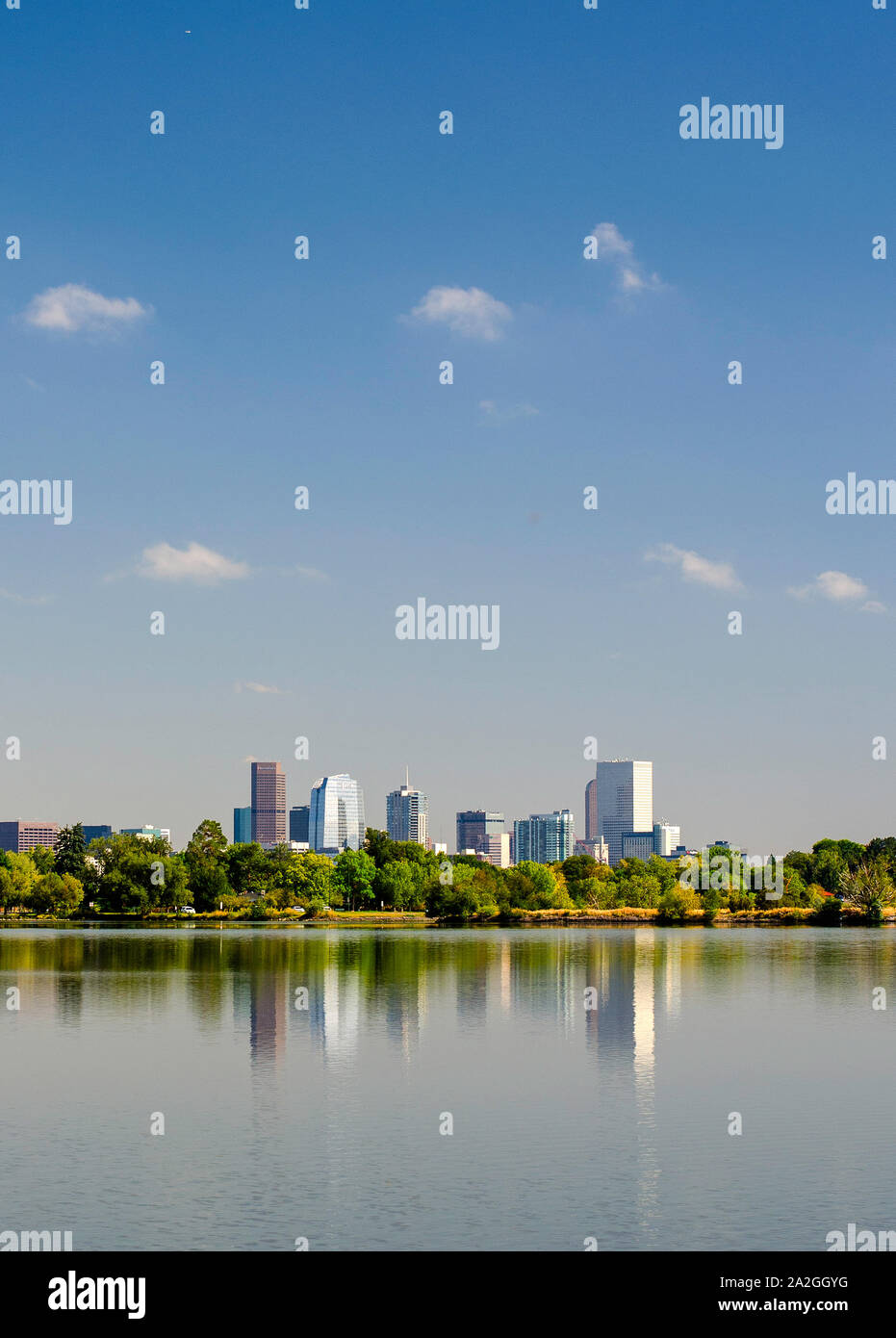 Centro di Denver, Colorado Skyline oltre Sloan, Lago. Foto Stock