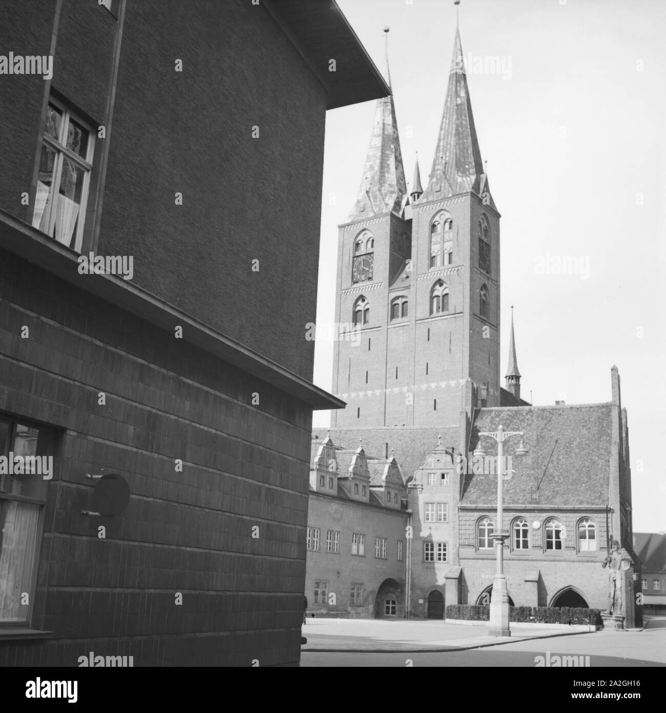 Die St. Marien Kirche mit dem Rathaus in Stendal, Deutschland 1930er Jahre. La chiesa di Santa Maria e al municipio di Stendal, Germania 1930s. Foto Stock