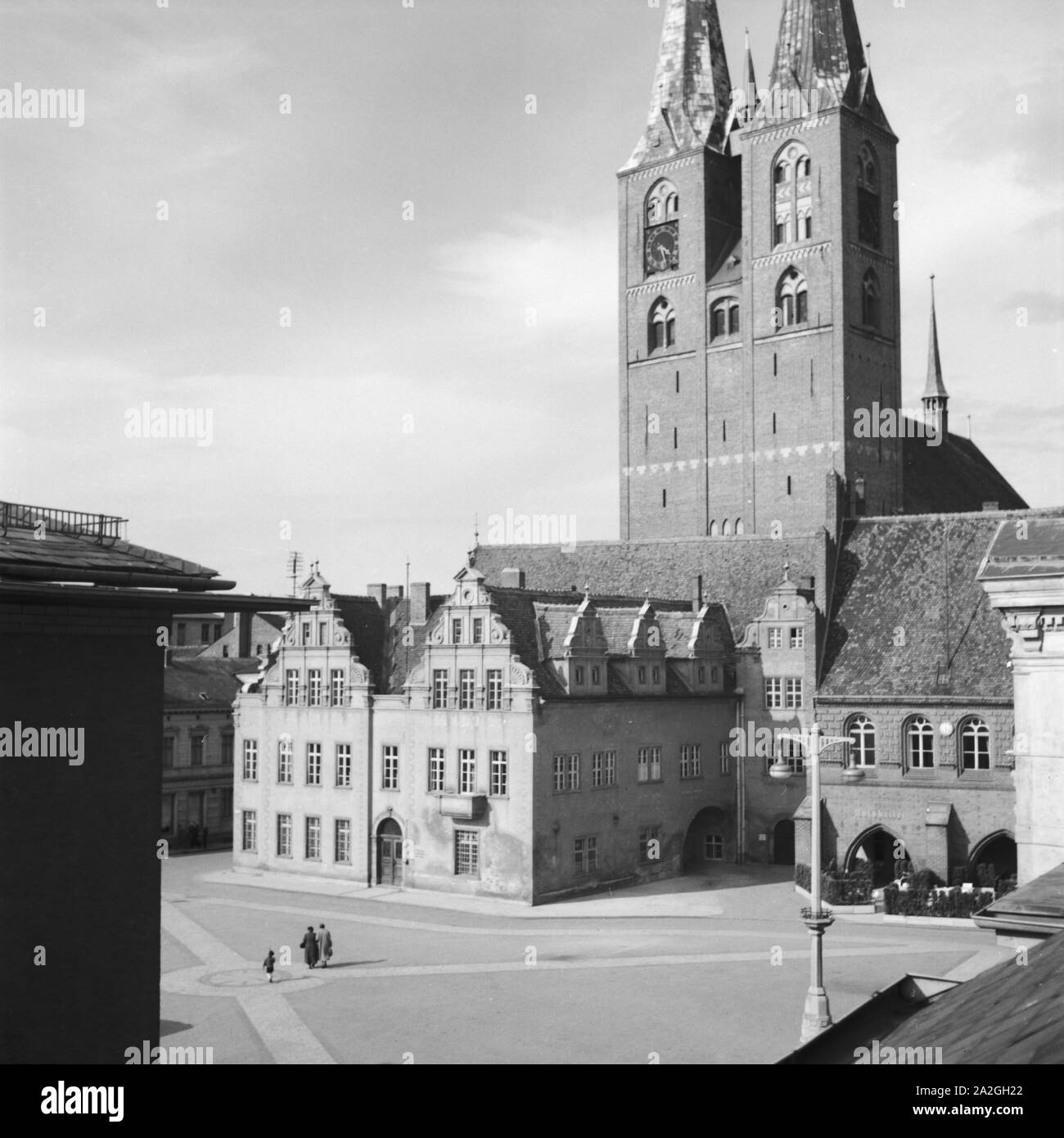 Die St. Marien Kirche mit dem Rathaus in Stendal, Deutschland 1930er Jahre. La chiesa di Santa Maria e al municipio di Stendal, Germania 1930s. Foto Stock