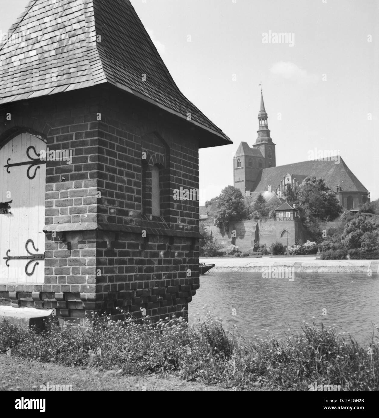 Unterwegs in der Stadt Tangermünde, Deutschland 1930er Jahre. Presso la città di Tangermuende, Germania 1930s. Foto Stock