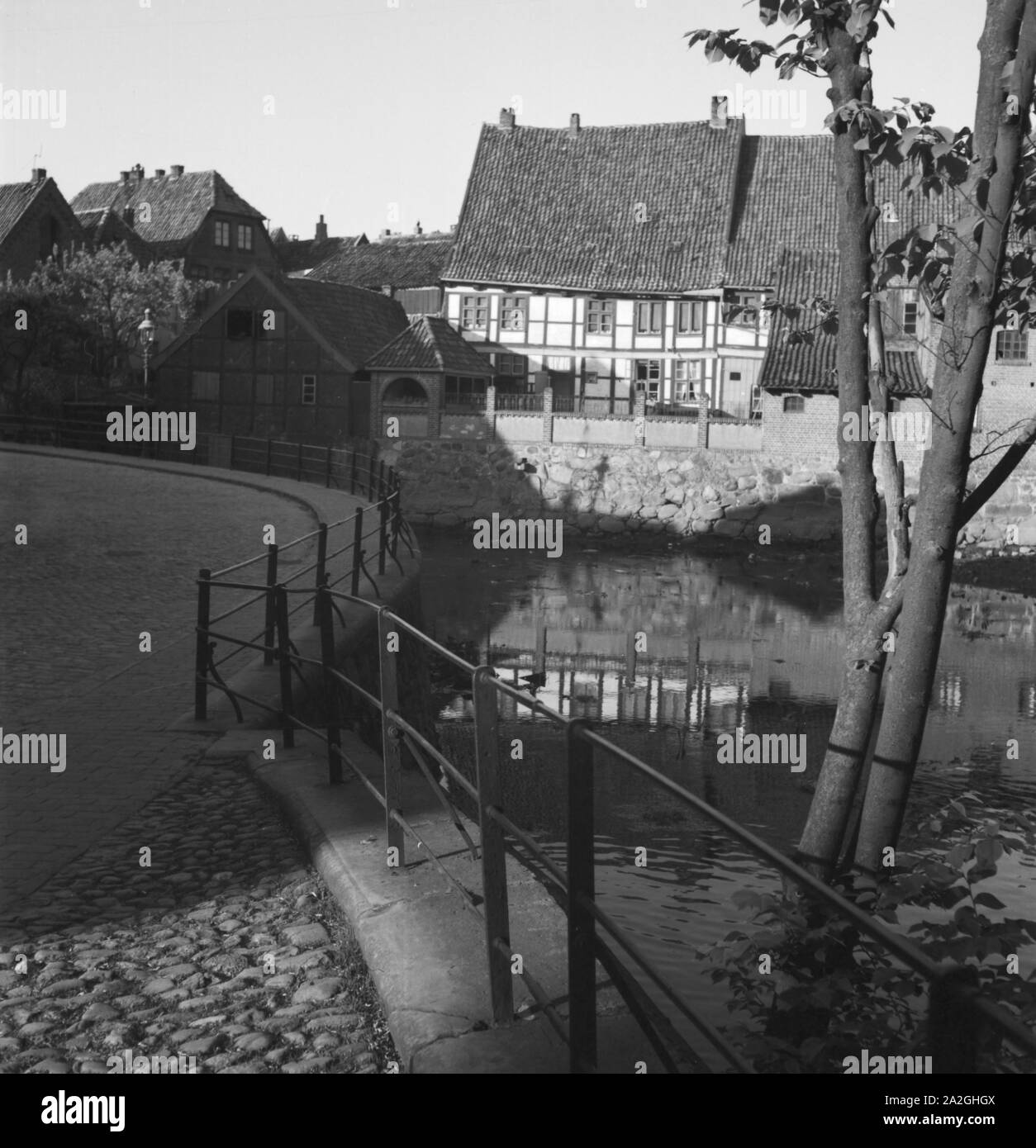 Unterwegs in der alten Hansestadt Stade, Deutschland 1930er Jahre. Presso la vecchia città di Stade, Germania 1930s. Foto Stock