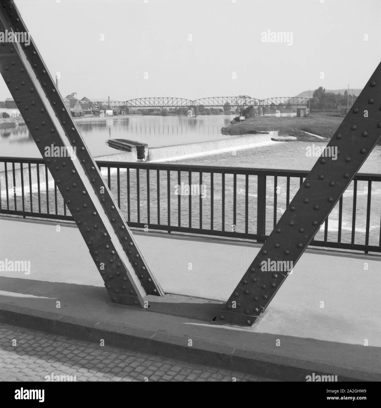 Brücke über die Weser mit Kaskade bei Hameln, Deutschland 1930er Jahre. Ponte sul fiume Weser vicino a Hameln, Germania 1930s. Foto Stock