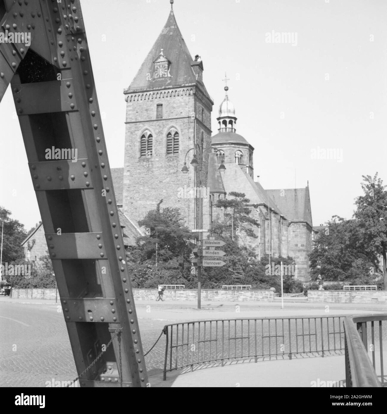 Das Münster San Bonifazius in Hameln an der Weser, Deutschland 1930er Jahre. San Bonifazius minster presso la città di Hameln sul fiume Weser, Germania 1930s. Foto Stock