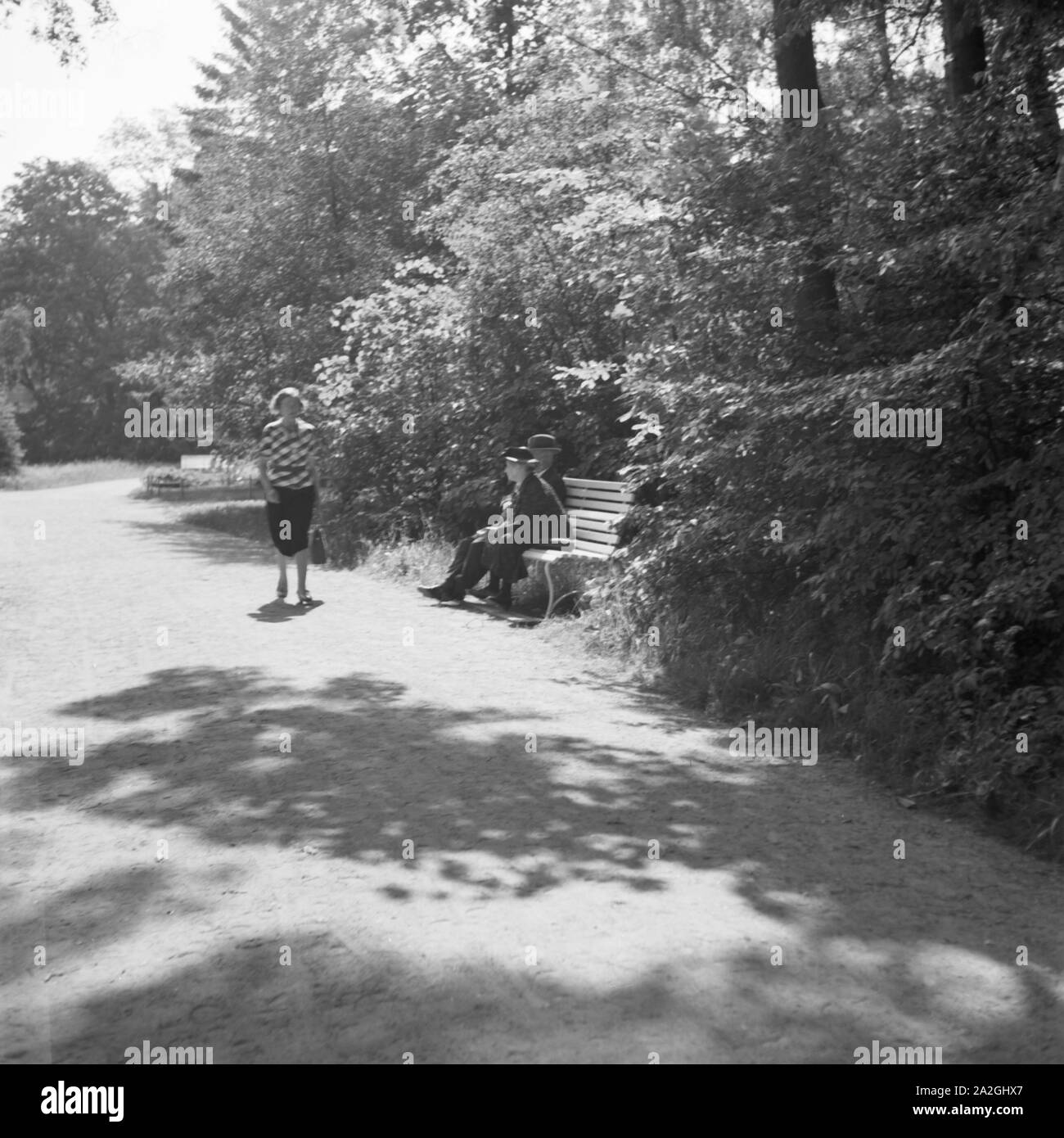 Menschen in einem Park in Westfalen, Deutschland 1930er Jahre. Persone in un giardino pubblico di Westfalia, Germania 1930s. Foto Stock