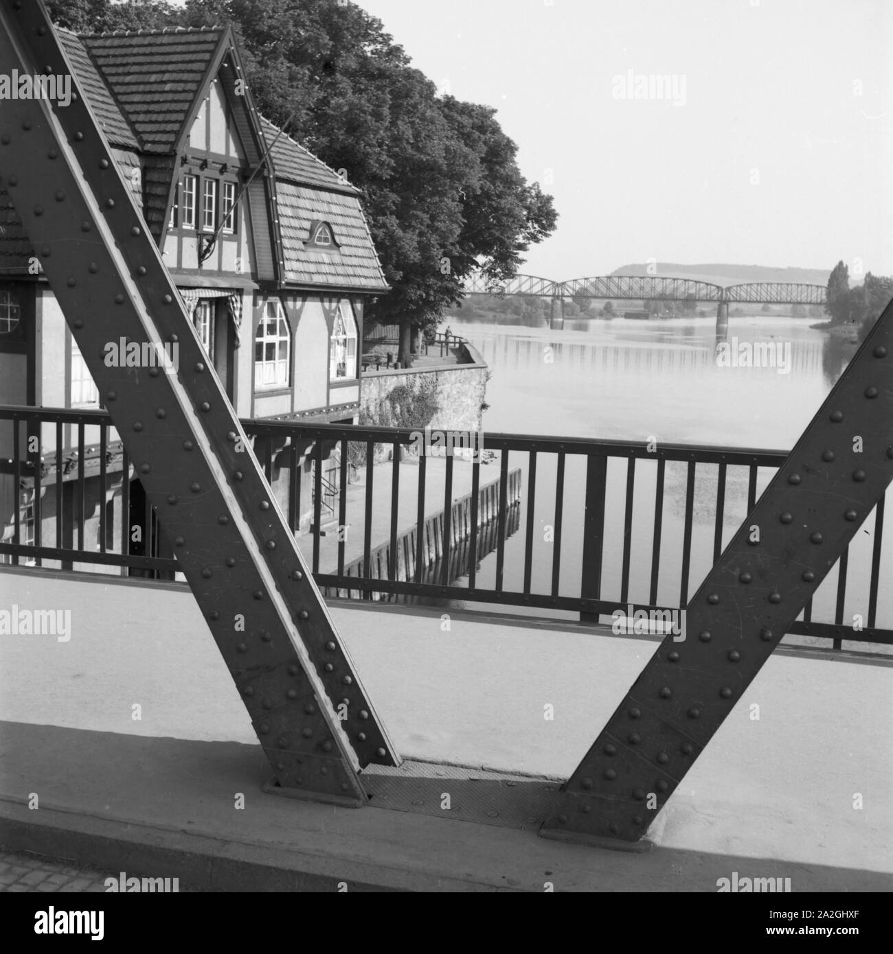 Brücke über die Weser mit Kaskade bei Hameln, Deutschland 1930er Jahre. Ponte sul fiume Weser vicino a Hameln, Germania 1930s. Foto Stock