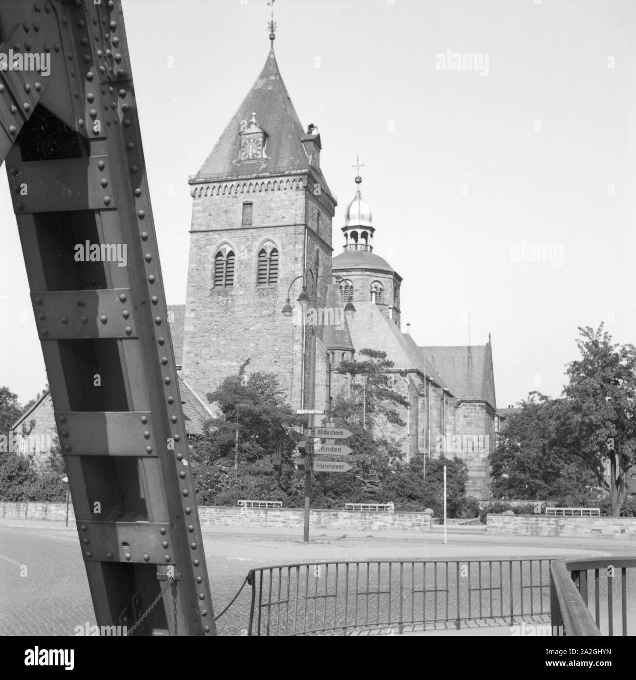 Das Münster San Bonifazius in Hameln an der Weser, Deutschland 1930er Jahre. San Bonifazius minster presso la città di Hameln sul fiume Weser, Germania 1930s. Foto Stock