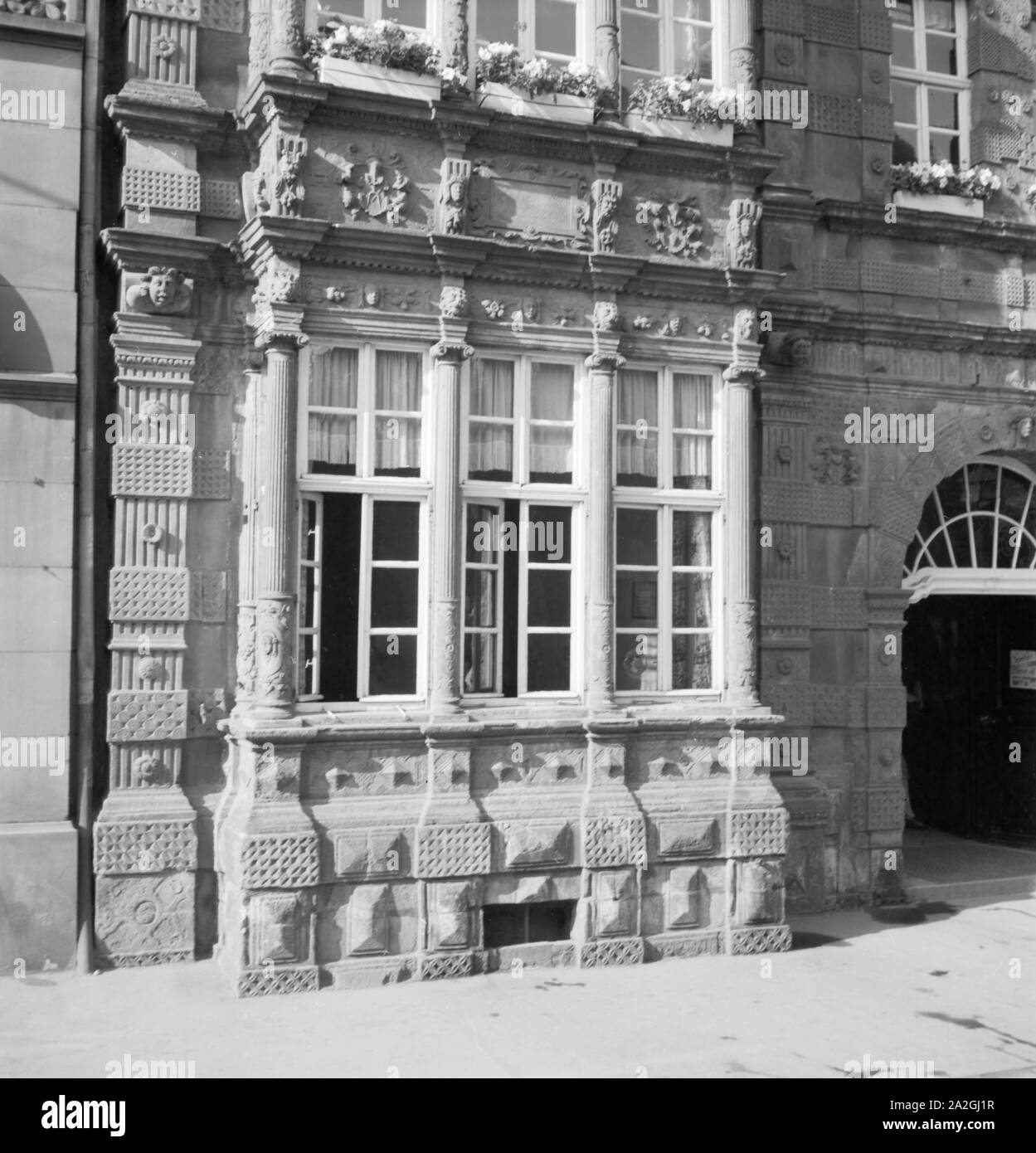 Dettaglio am Rattenfängerhaus in der Osterstraße in der Altstadt von Hameln an der Weser, Deutschland 1930er Jahre. Dettaglio sul lato anteriore del Pied Piper's House al Osterstrasse Street nella città vecchia di Hameln sul fiume Weser, Germania 1930s. Foto Stock