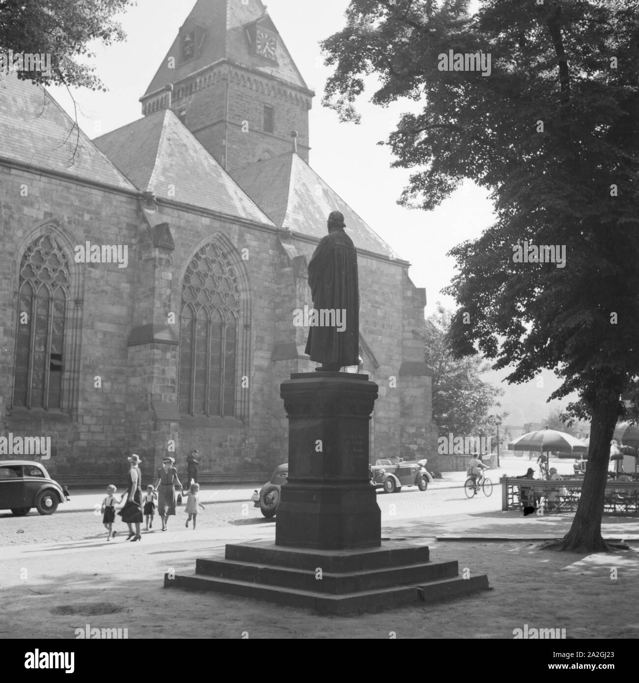 Denkmal am Münster San Bonifazius in Hameln an der Weser, Deutschland 1930er Jahre. Un monumento da San Bonifazius minster presso la città di Hameln sul fiume Weser, Germania 1930s. Foto Stock