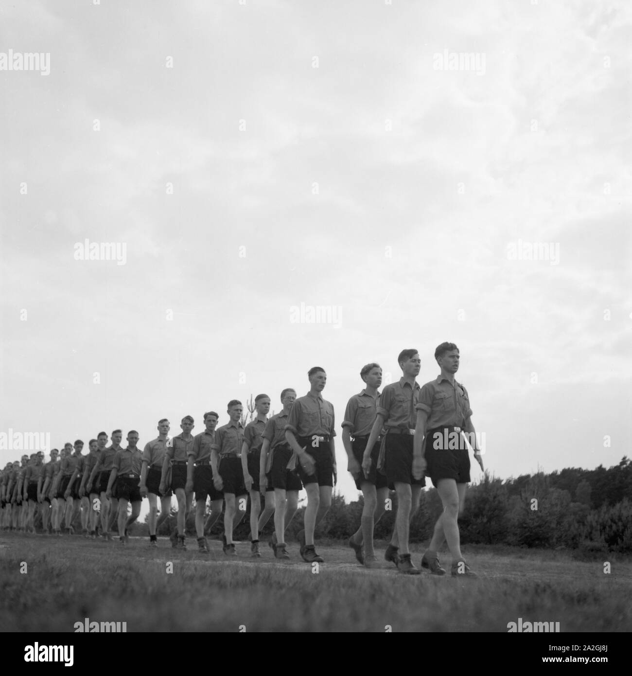 Hitlejugend marschiert in einer Reihe in Westfalen, Deutschland 1930er Jahre. Hitler giovani marching una fila in Westfalia, Germania 1930s. Foto Stock