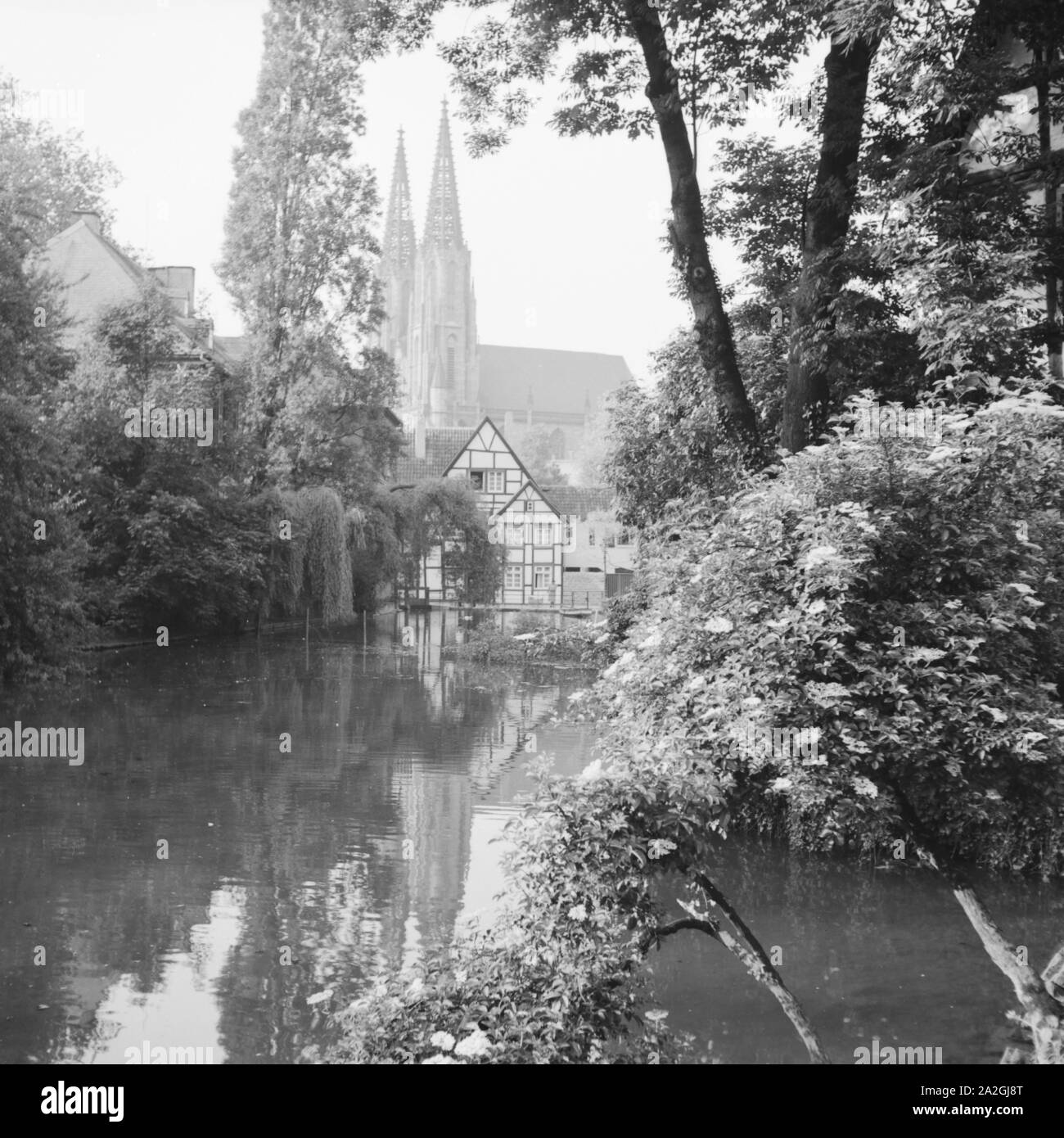 Blick auf die evangelische Wiesenkirche in der Innenstadt von Soest in Westfalen, Deutschland 1930er Jahre. Vista di protestanti di Santa Maria in Prato chiesa presso la città di Soest in Westfalia, Germania 1930s. Foto Stock